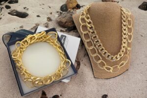 Collana 2 catene alluminio maglia dorata satinata e piatta sottile