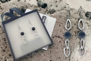 Orecchino in alluminio, maglia piatta satinata con perla onice, monachelle in acciaio