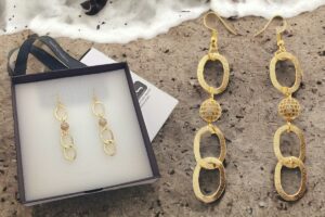 Orecchino in alluminio dorato, maglia piatta satinata con sfera strass, monachelle in acciaio