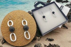 Orecchino in alluminio, maglia ovale lucida con perla onice, monachelle in acciaio