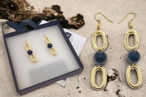 Orecchino in alluminio dorato, maglia ovale lucida con perla onice, monachelle in acciaio