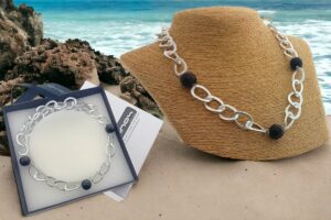 Collana catena alluminio con 3 perle onice maglia piatta satinata