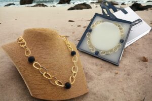 Collana catena alluminio dorato con 3 perle onice maglia piatta satinata