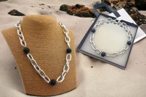 Collana catena alluminio maglia arrotondata con 3 perle onice