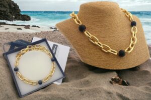 Collana catena alluminio dorato maglia arrotondata con 3 perle onice