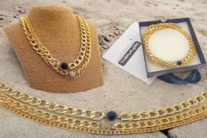 Collana dorata 3 catene alluminio maglia argento lucido con sfera strass e pietra nera