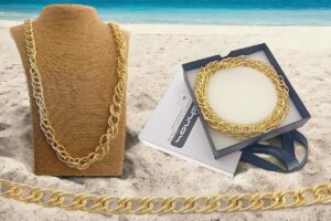 Collana lunga dorata maglia alluminio intrecciata satinata