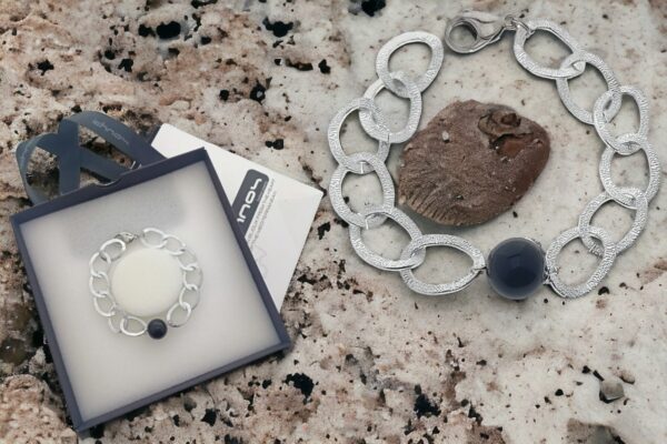 Bracciale catena alluminio con perla onice maglia piatta satinata