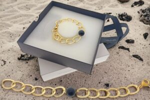 Bracciale catena alluminio dorato con perla onice maglia piatta satinata
