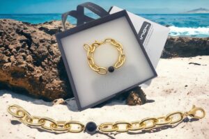 Bracciale catena alluminio dorato maglia arrotondata con perla onice