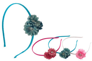Cerchietto met.tessuto 3 fiori e strass colorati