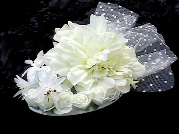 Toupet tessuto e fiori Acconciatura da cerimonia