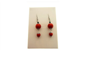Orecchino pendente con pietre da12 mm.e da 8 mm. rosse, gancio in acciaio