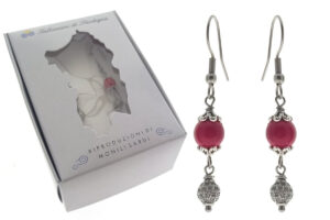 Orecchino pendente gancio acciaio con perla rossa mm. 8 e sfera acciaio strass