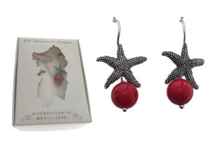 Orecchino metallo anticato pendente stella marina con perla rossa mm. 8