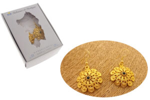 Orecchino pendente metallo dorato con petali e pietra centrale diametro mm. 30