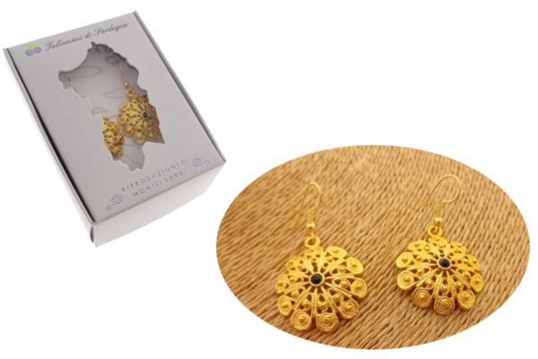 Orecchino pendente metallo dorato con petali e pietra centrale diametro mm. 30