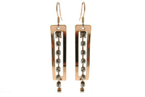Orecchino rettang. pendente con catena strass