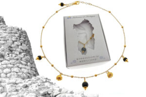 Collarino sfere acciaio dorato con ciondoli bottone metallo e pietre onice nero