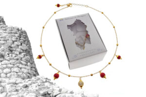 Collarino sfere acciaio dorato con ciondoli pietre rosse e sfera strass