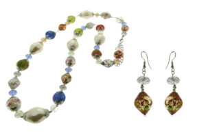 Collana lunga sfere vetro color. con perle acrilico