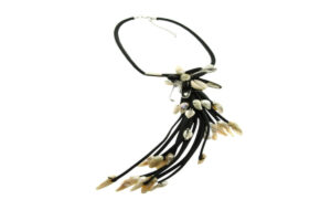 Collana frange ecopelle e conchiglie centrale met. e vetro