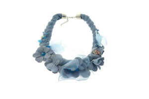 Collana tessuto con fiori e cristalli