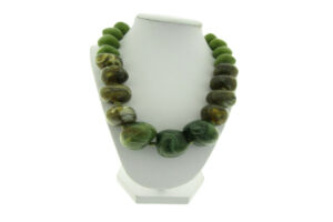 Collana corta pastiglie acrilicoeffetto pietra