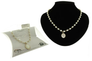 Collana metallo e perle con ciondolo ovale vetro