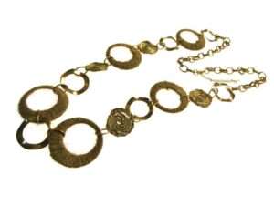 Collana con spiralli metallo e cerchi in corda