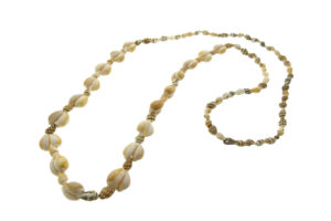 Collana lunga filo tessuto e conchiglie