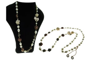 Collana metallo e perle con fiori metallo e smalto