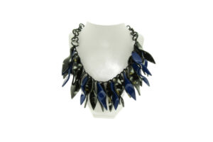 Collana con foglie in acrilico