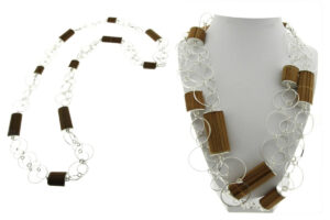 Collana lunga cerchietti metallo e cilindri legno