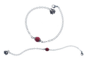 Bracciale acciaio con centrale pietra rossa e terminale con bottoncino metallo