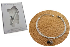 Bracciale acciaio maglia piatta con catenina e ciondoli pietra onice e bottone