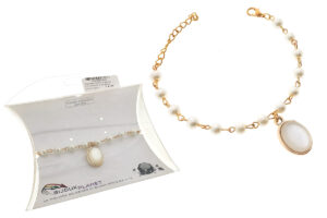 Bracciale metallo e perline con ciondolo ovale