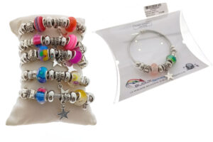 Bracciale acciaio autoavvolgente con ciondoli vari e inserti metallo e vetro