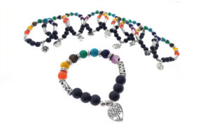 Bracciale elast. pietre e componenti metallo con ciondolo