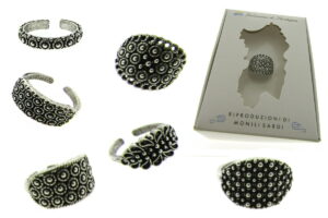 Anello tradizionale sardo regolabile in metallo anticato
