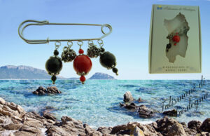 Spilla da balia di buon auspicio con pietre e bottoncini metallo
