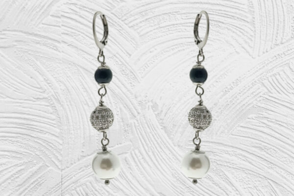 Orecchino acciaio pendente con pietra onice mm. 6, perla e pallina strass da 8 mm. chiusura tonda con molletta