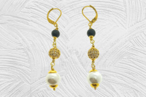 Orecchino acciaio dorato pendente con pietra onice mm. 6, perla e pallina strass da 8 mm. chiusura tonda con molletta