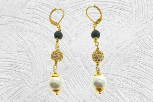 Orecchino acciaio dorato pendente con pietra onice mm. 6, perla e pallina strass da 8 mm. chiusura tonda con molletta