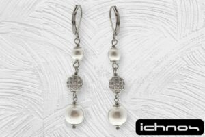 Orecchino acciaio pendente con 2 perle da 4 e 8 mm. pallina strass 6 mm. chiusura tonda con molletta