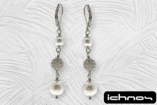 Orecchino acciaio pendente con 2 perle da 4 e 8 mm. pallina strass 6 mm. chiusura tonda con molletta