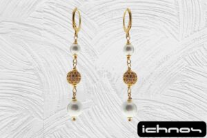 Orecchino acciaio pendente dorato con 2 perle da 4 e 8 mm. pallina strass 6 mm. chiusura tonda con molletta