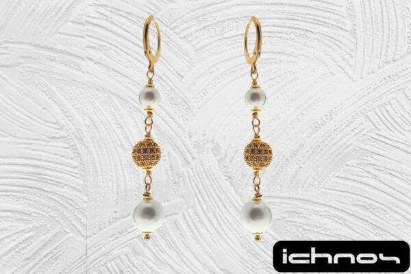 Orecchino acciaio pendente dorato con 2 perle da 4 e 8 mm. pallina strass 6 mm. chiusura tonda con molletta