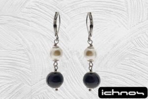 Orecchino acciaio pendente con perla da 6 mm. e pietra onice da 8 mm. chiusura tonda con molletta