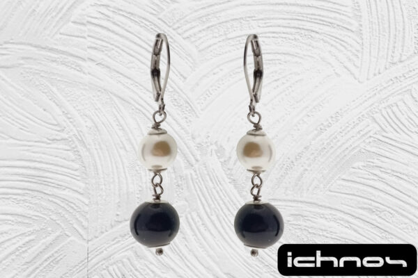 Orecchino acciaio pendente con perla da 6 mm. e pietra onice da 8 mm. chiusura tonda con molletta